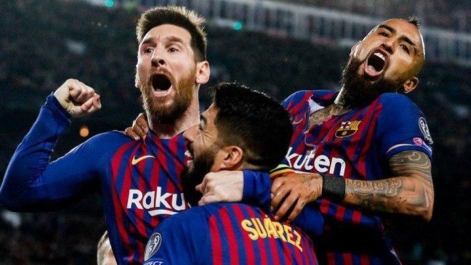 Lionel Messi celebrando junto a Luis Suárez y Arturo Vidal. 