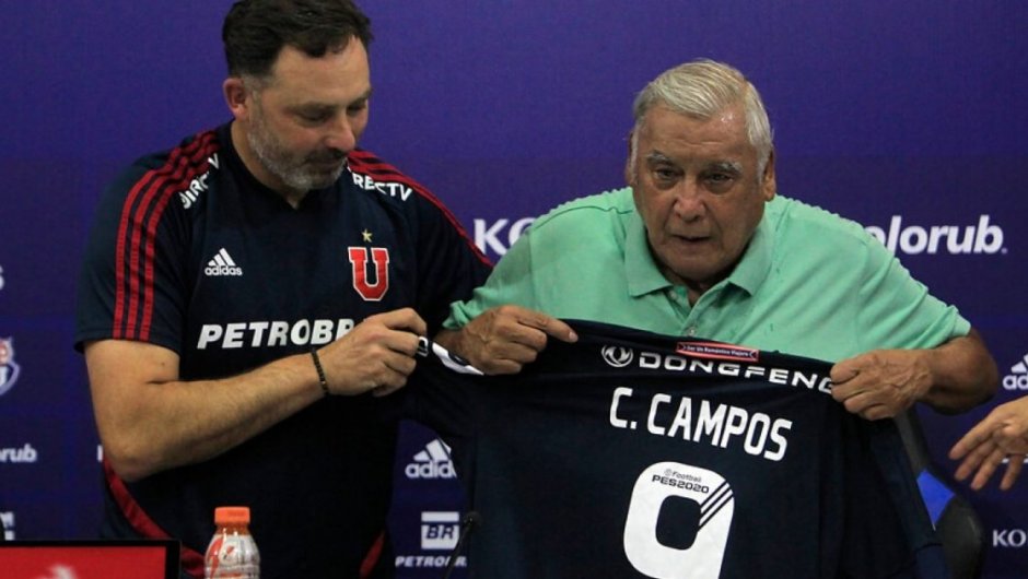 Carlos Campos siendo homenajeado por la U en el año 2019. 